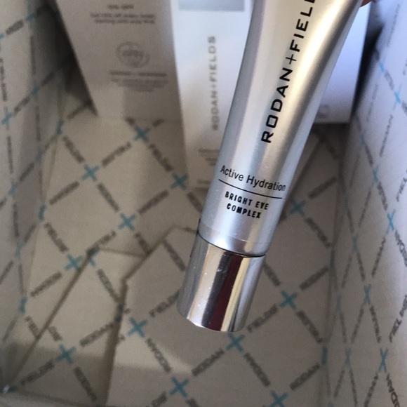 NEW RODAN + FIELDS ACTIVE HYDRATION SERUM FULL SIZE SEALED NEW IN BOX ✅ - Picture 5 of 7